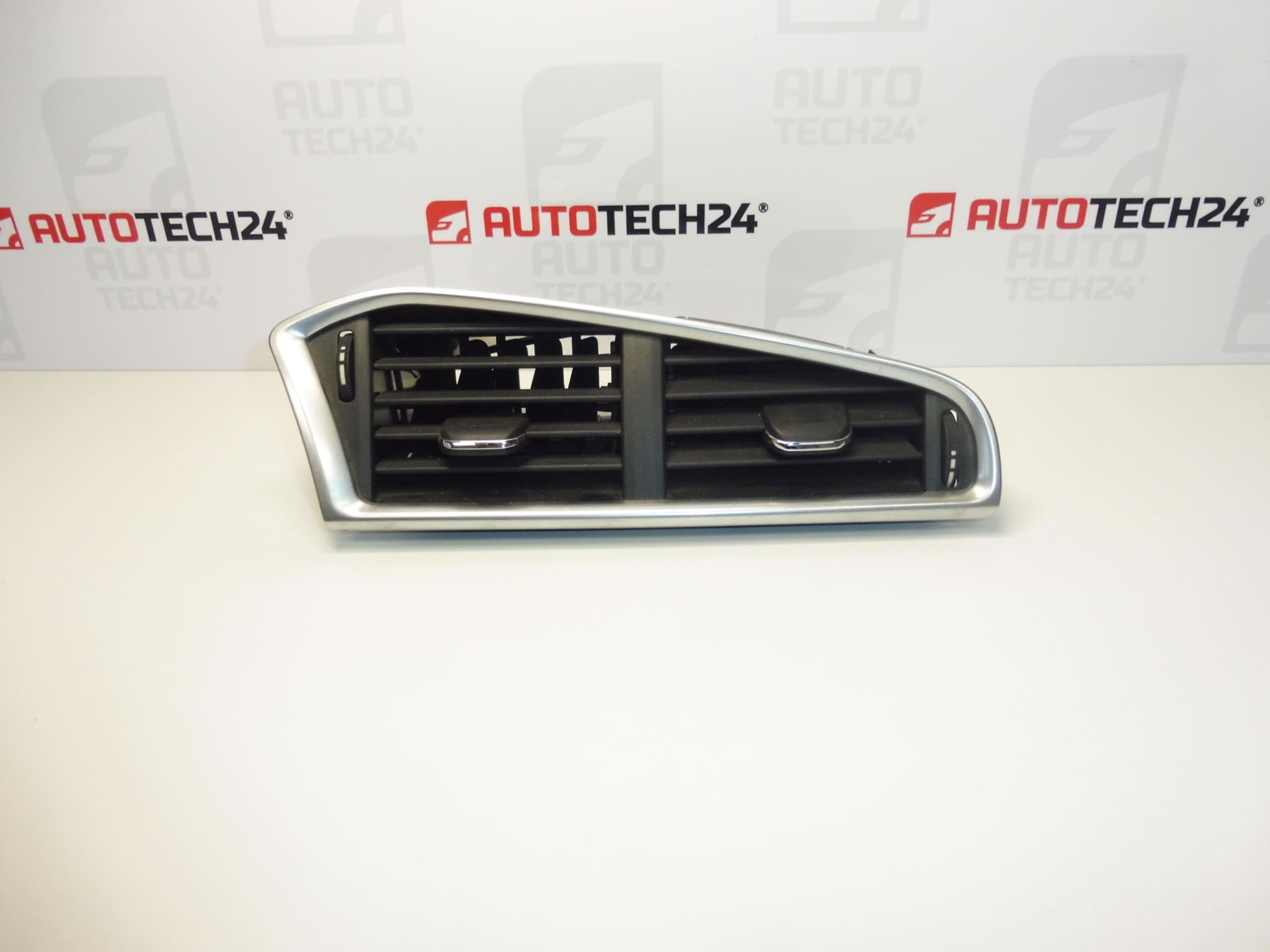 Středová větrací mřížka Citroen C4 II B7 a DS4 9676609977 8247EC