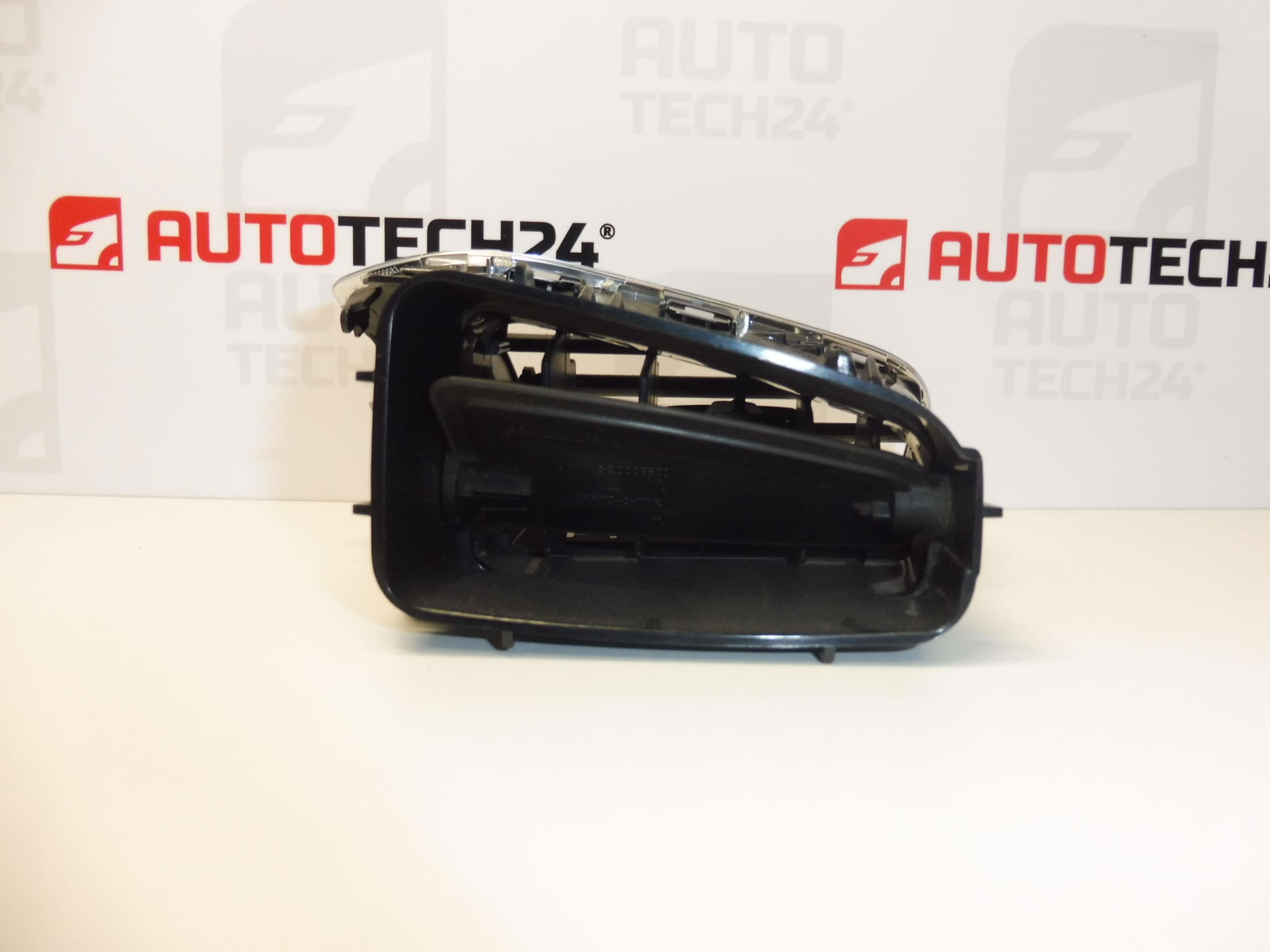 Levá větrací mřížka Citroen C4 II B7 a DS4 9671332377 8247S2 - Obrázek 2