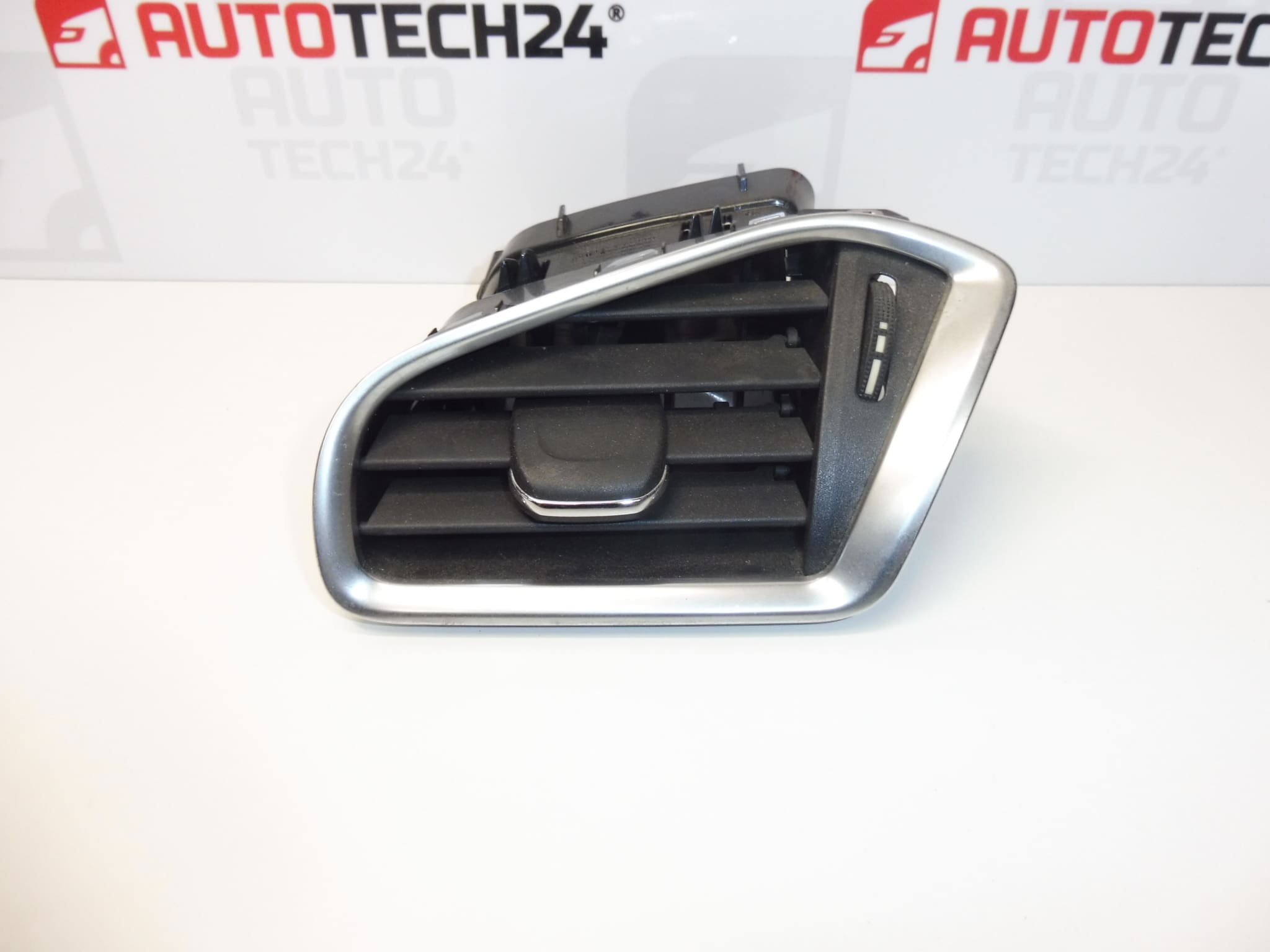 Levá větrací mřížka Citroen C4 II B7 a DS4 9671332377 8247S2