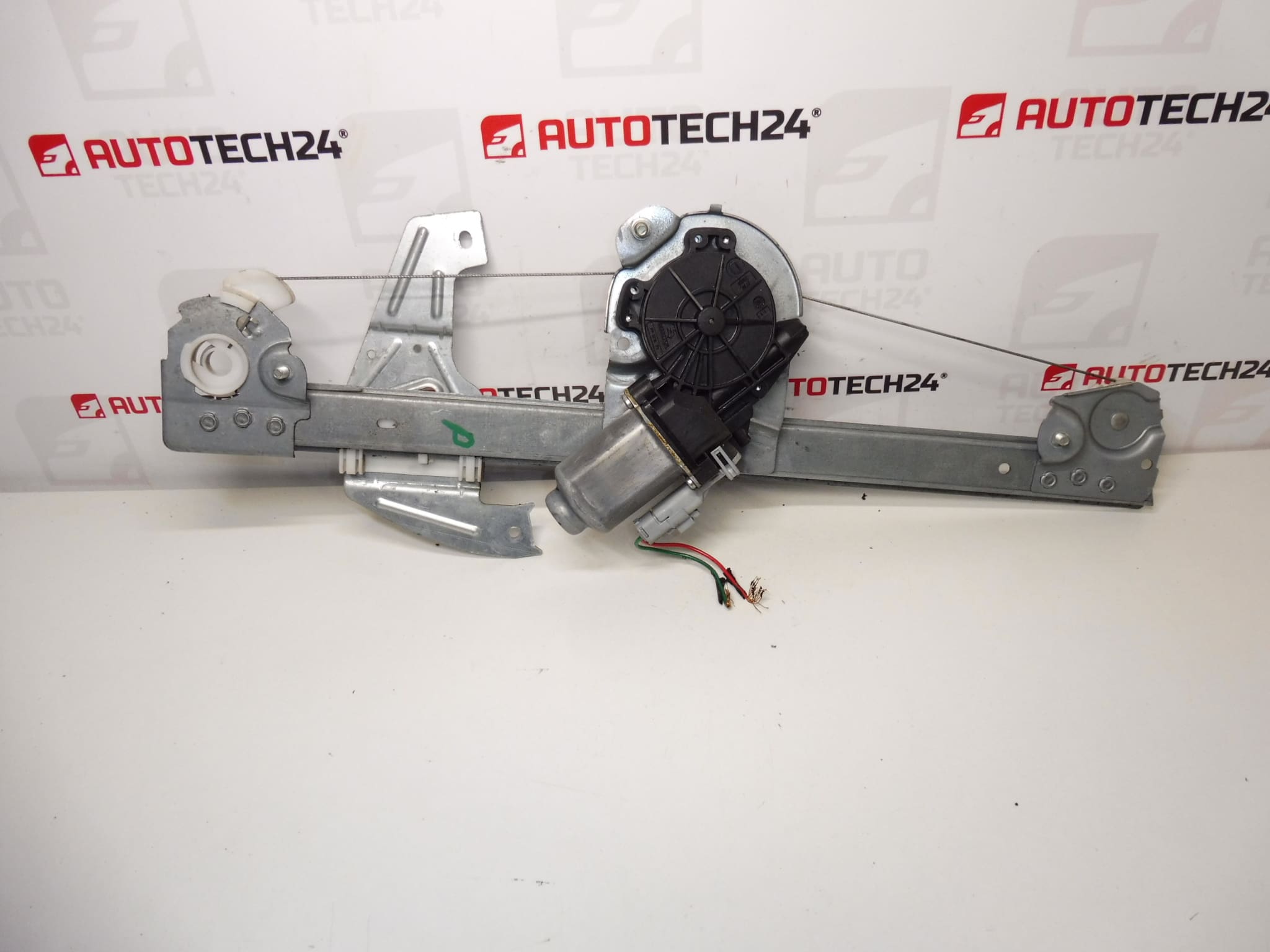 Stahování pravého předního okna Citroën C1 Peugeot 107 9222T6