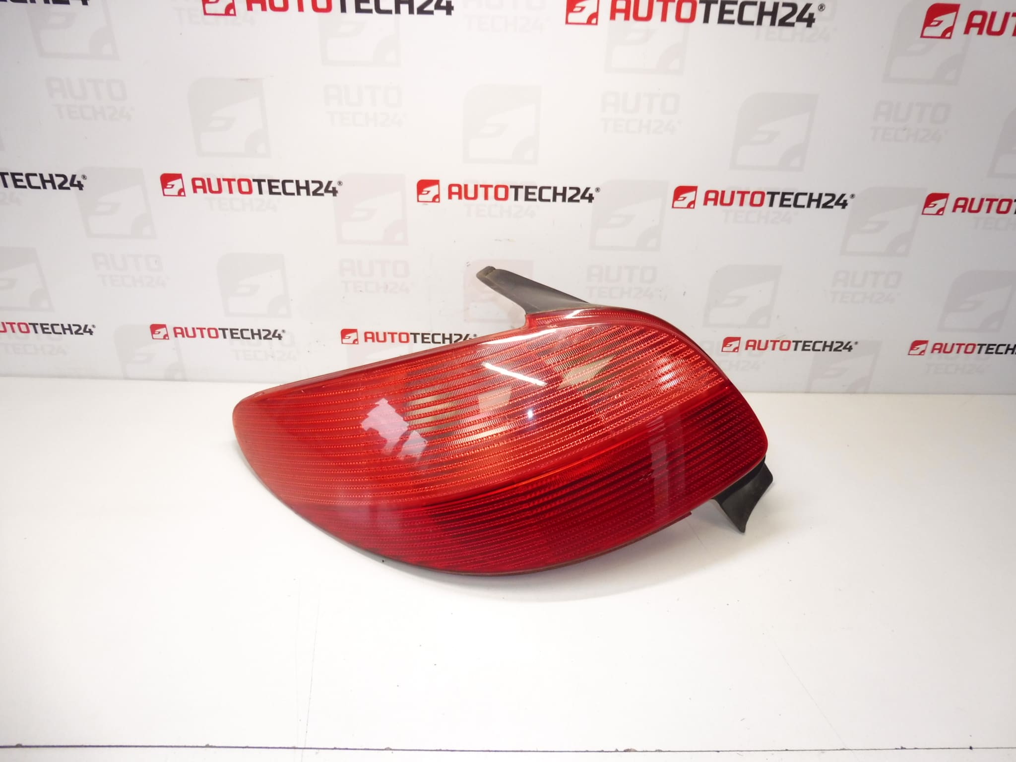 Levá zadní lampa Peugeot 206 do 6/2003 6350P1