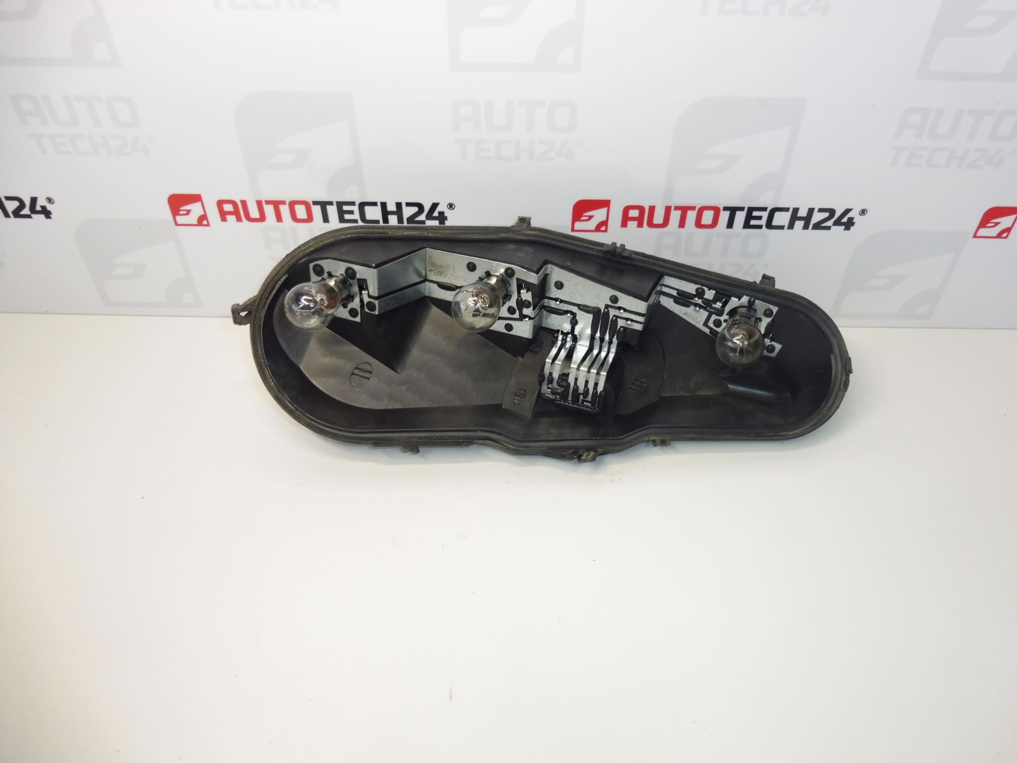 Patice žárovek levé zadní lampy Citroën C1 Peugeot 107 1607990980