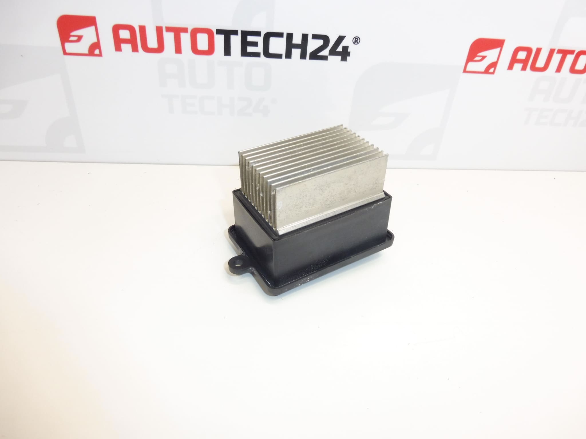 Regulátor ventilátoru Citroën Peugeot 9821291880